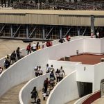 Migrantes cruzan por el puerto fronterizo El Chaparral el 17 de diciembre de 2022, en la ciudad de Tijuana, Baja California (México). EFE/Joebeth Terriquez