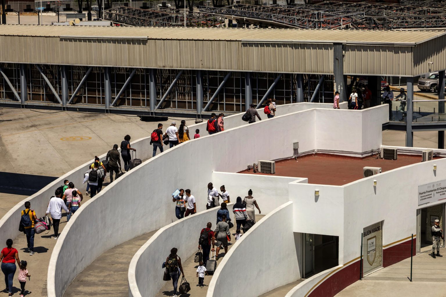 Migrantes cruzan por el puerto fronterizo El Chaparral el 17 de diciembre de 2022, en la ciudad de Tijuana, Baja California (México). EFE/Joebeth Terriquez