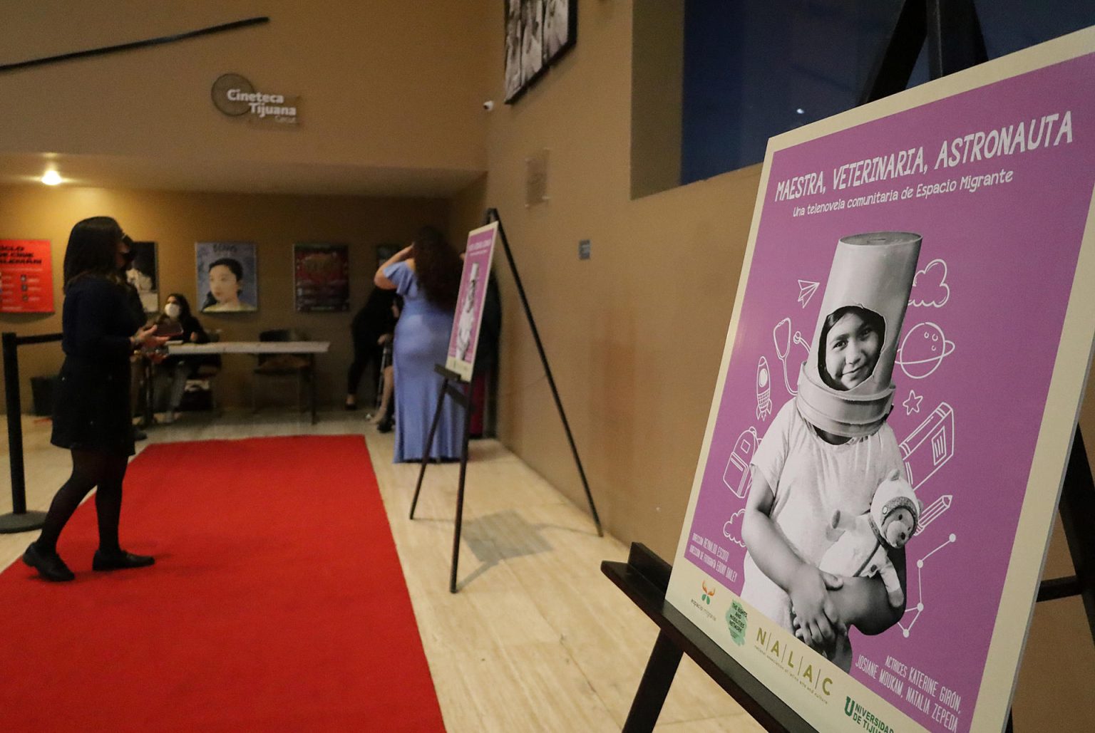 Personas acuden a la premier de la telenovela comunitaria "Maestra, veterinaria, astronauta", el 1 de diciembre de 2022, en el centro cultural de Tijuana, en Baja California (México). EFE/Joebeth Terríquez