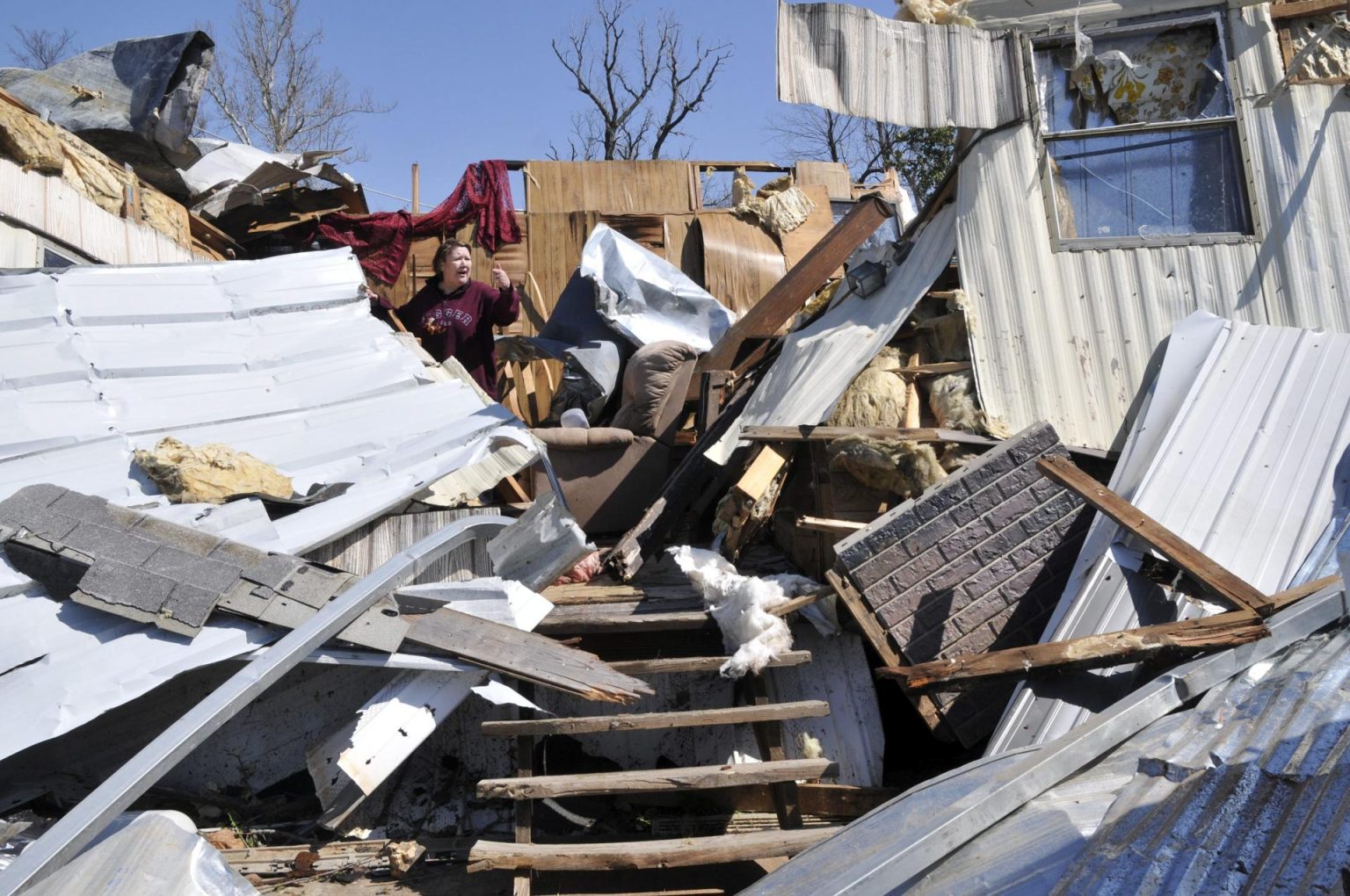 Una mujer inspecciona los daños provocados por un tornado. Imagen de archivo. EFE/Nick Oxford