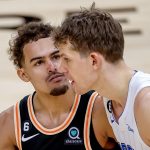 El escolta de los Atlanta Hawks, Trae Young (i), mira fijamente al centro de Orlando Magic, Moritz Wagner (d). EFE/EPA/ERIK S. LESSER