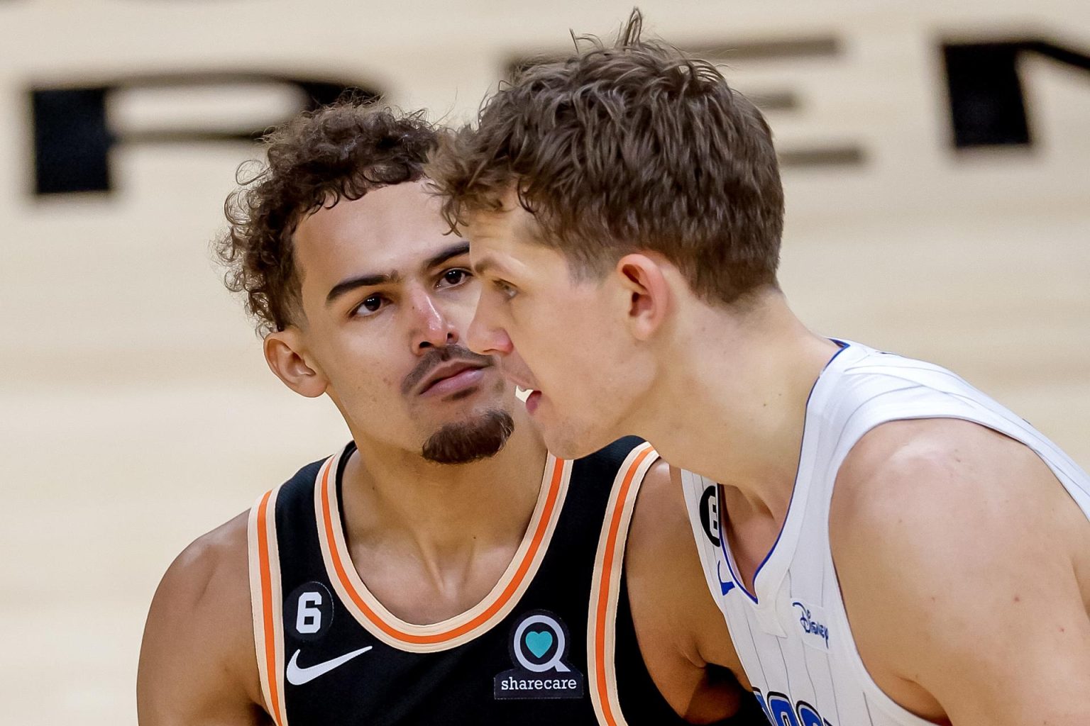 El escolta de los Atlanta Hawks, Trae Young (i), mira fijamente al centro de Orlando Magic, Moritz Wagner (d). EFE/EPA/ERIK S. LESSER