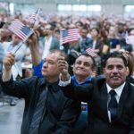 Cientos de personas asisten a la ceremonia de naturalización para convertirse en nuevos ciudadanos estadounidenses en Los Ángeles, California. Imagen de archivo. EFE/Felipe Chacón.