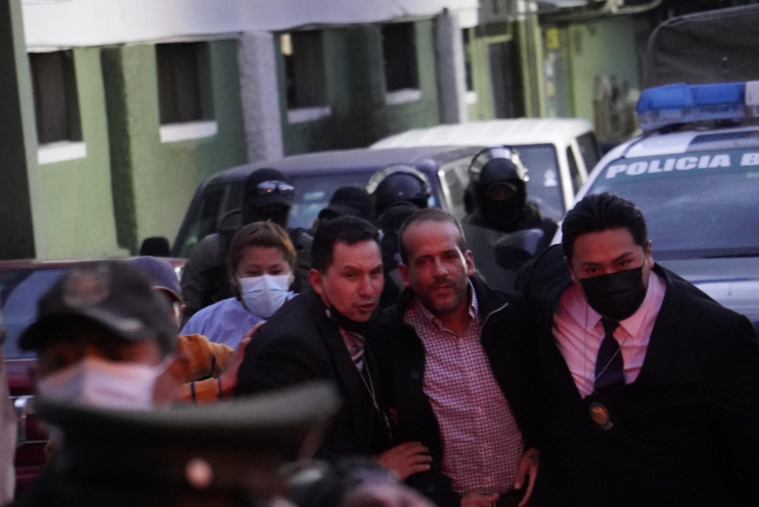 El gobernador de la región boliviana de Santa Cruz, el opositor Luis Fernando Camacho (c), ingresa junto a policías vestidos de civiles a las oficinas de la Fuerza Especial de Lucha contra el Crimen (Felcc) en La Paz (Bolivia). EFE/Javier Mamani