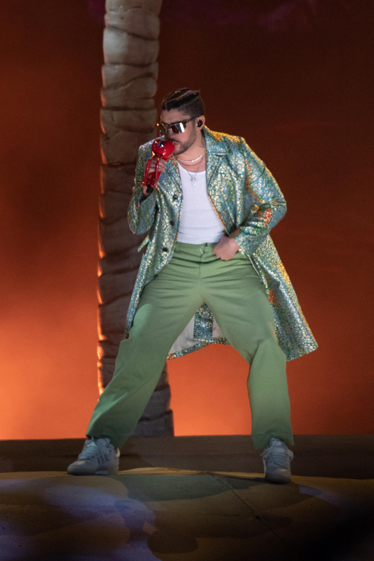 El cantante puertorriqueño Bad Bunny canta durante una presentación de su gira del "World’s Hottest Tour, Stadiums 2022", ayer en el Estadio Azteca, en la Ciudad de México (México). EFE/ Isaac Esquivel