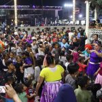 Migrantes con residencia permanente disfrazados de payasos actúan hoy, para divertir a niños en la ciudad de Tapachula, estado de Chiapas (México). EFE/Juan Manuel Blanco