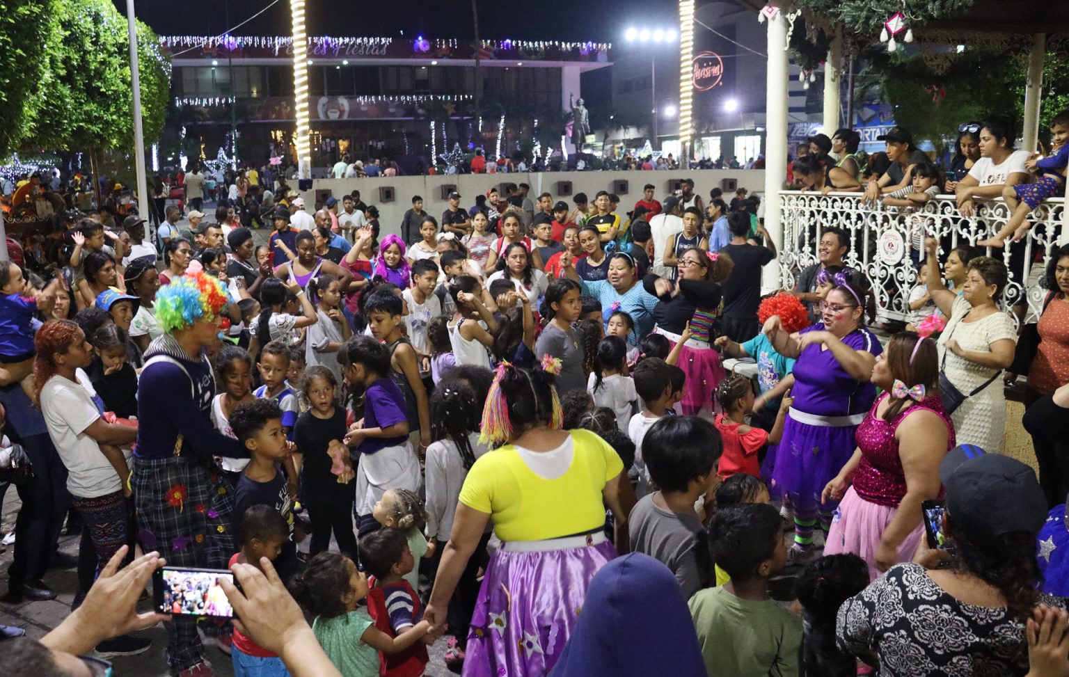 Migrantes con residencia permanente disfrazados de payasos actúan hoy, para divertir a niños en la ciudad de Tapachula, estado de Chiapas (México). EFE/Juan Manuel Blanco