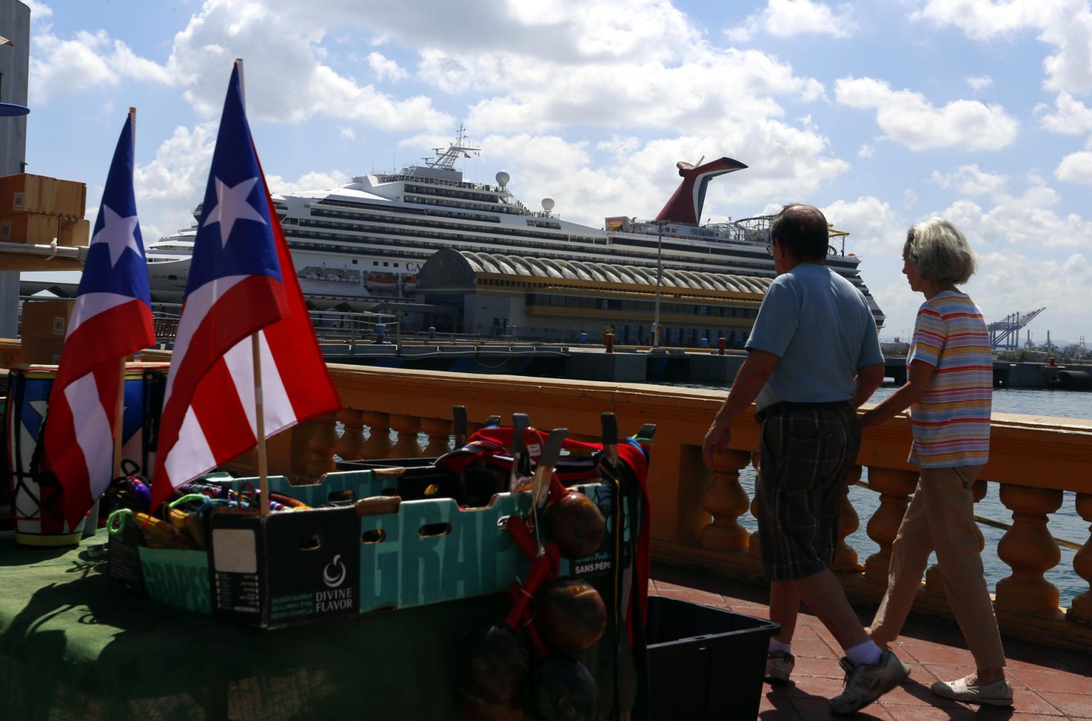 Fotografía de archivo que muestra a dos turistas paseando frente a un crucero en el Puerto de San Juan. EFE/Thais Llorca