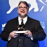 Fotografía de archivo fechada el 9 de septiembre de 2017, que muestra al director de cine Guillermo Del Toro mientras posa con el premio León de Oro por su película "La forma del agua", durante el Festival Internacional de Cine de Venecia (Italia). Guillermo del Toro estrena en Netflix "Pinocchio", uno de sus proyectos más personales y un retrato de la muerte “como un ente necesario, hermoso y profundo", según explicó el director mexicano en una entrevista con EFE. EFE/ Ettore Ferrari