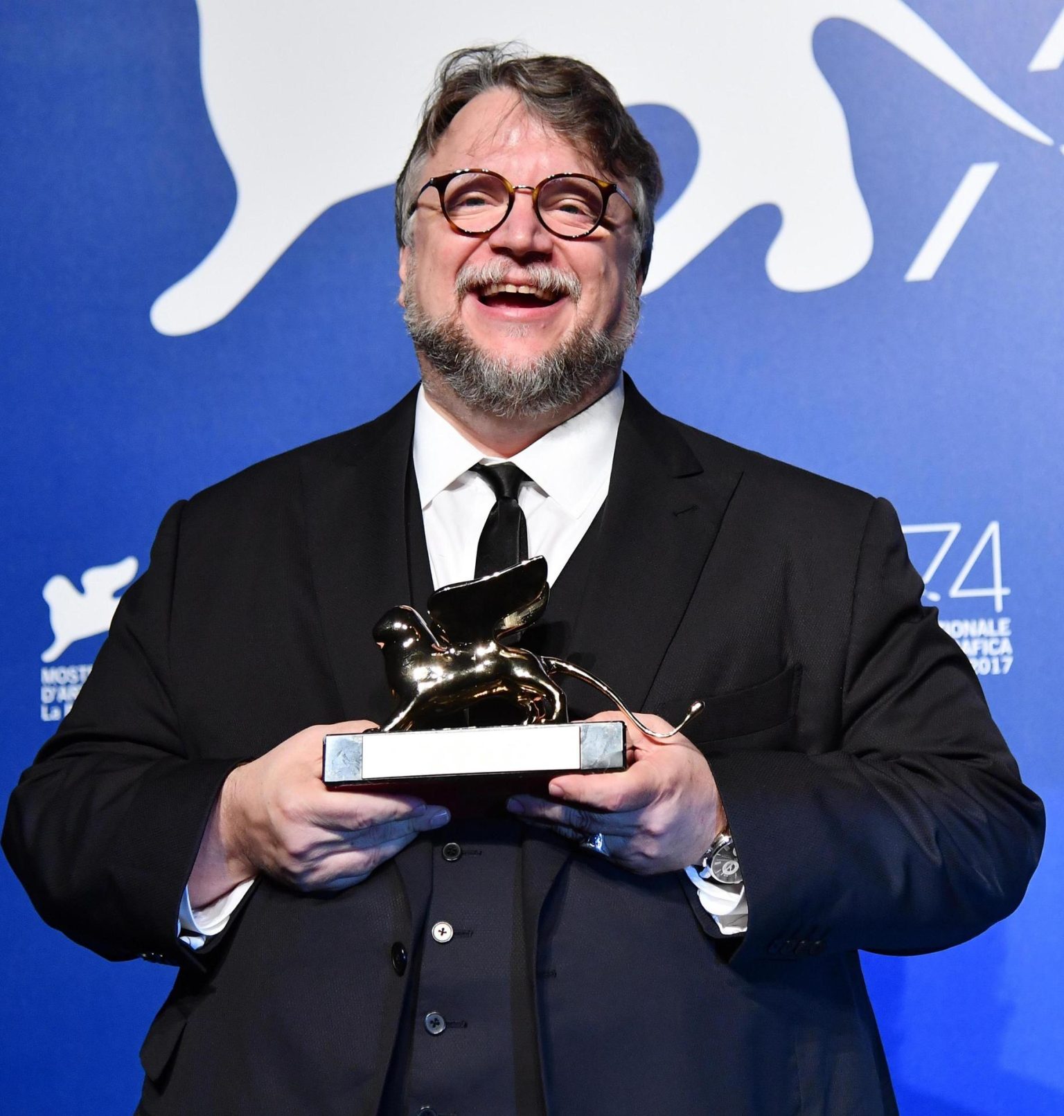 Fotografía de archivo fechada el 9 de septiembre de 2017, que muestra al director de cine Guillermo Del Toro mientras posa con el premio León de Oro por su película "La forma del agua", durante el Festival Internacional de Cine de Venecia (Italia). Guillermo del Toro estrena en Netflix "Pinocchio", uno de sus proyectos más personales y un retrato de la muerte “como un ente necesario, hermoso y profundo", según explicó el director mexicano en una entrevista con EFE. EFE/ Ettore Ferrari