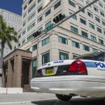 Un coche patrulla de la policía pasa delante del edificio James L King de la corte federal de Justicia en Miami, Florida.  Imagen de archivo. EFE/Giorgio Viera