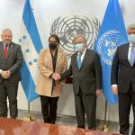 La presidenta de Hondruas, Xiomara Castro (2i), saluda al secretario general de la ONU, António Guterres (2d), junto al canciller de Honduras, Enrique Reina (i), y el secretario general adjunto para Asuntos Políticos de la ONU, Miroslav Jenca (d), después de la firma de un memorando de entendimiento hoy, en la sede de las Naciones Unidas en Nueva York (Estados Unidos). EFE/Mario Villar