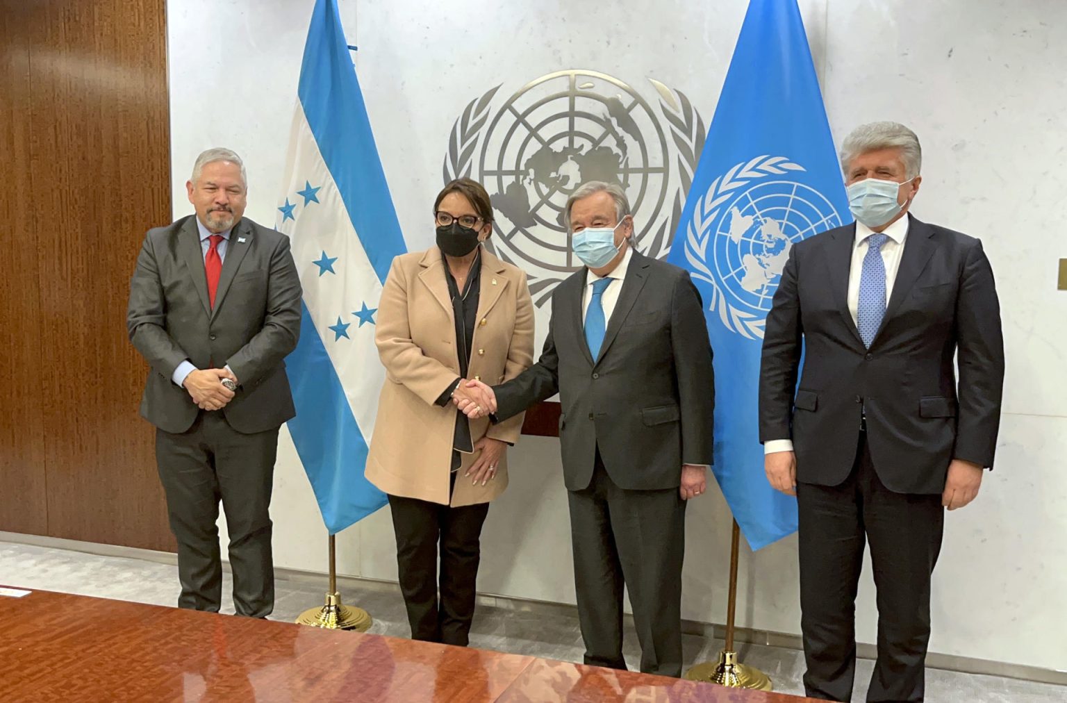 La presidenta de Hondruas, Xiomara Castro (2i), saluda al secretario general de la ONU, António Guterres (2d), junto al canciller de Honduras, Enrique Reina (i), y el secretario general adjunto para Asuntos Políticos de la ONU, Miroslav Jenca (d), después de la firma de un memorando de entendimiento hoy, en la sede de las Naciones Unidas en Nueva York (Estados Unidos). EFE/Mario Villar