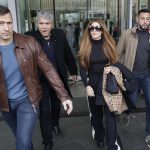 La cantante colombiana Shakira a su salida del Juzgado de primera instancia y familia número 18 de Barcelona tras firmar el acuerdo sobre la custodia de sus hijos que pactó con el futbolista Gerard Piqué tras su reciente separación. Imagen de archivo. EFE/Quique Garcia