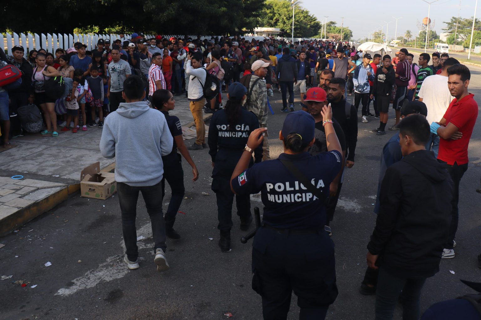 Migrantes hacen fila para tramitar documentos ante el Instituto Nacional de Migración (INM), hoy, en Tapachula (México). EFE/ Juan Manuel Blanco