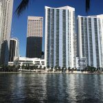 Fotografía del 23 de octubre donde se muestra unos edificios nuevos (d) junto a otros en un barrio selectivo de la ciudad de Miami, Florida. EFE/Ana Mengotti