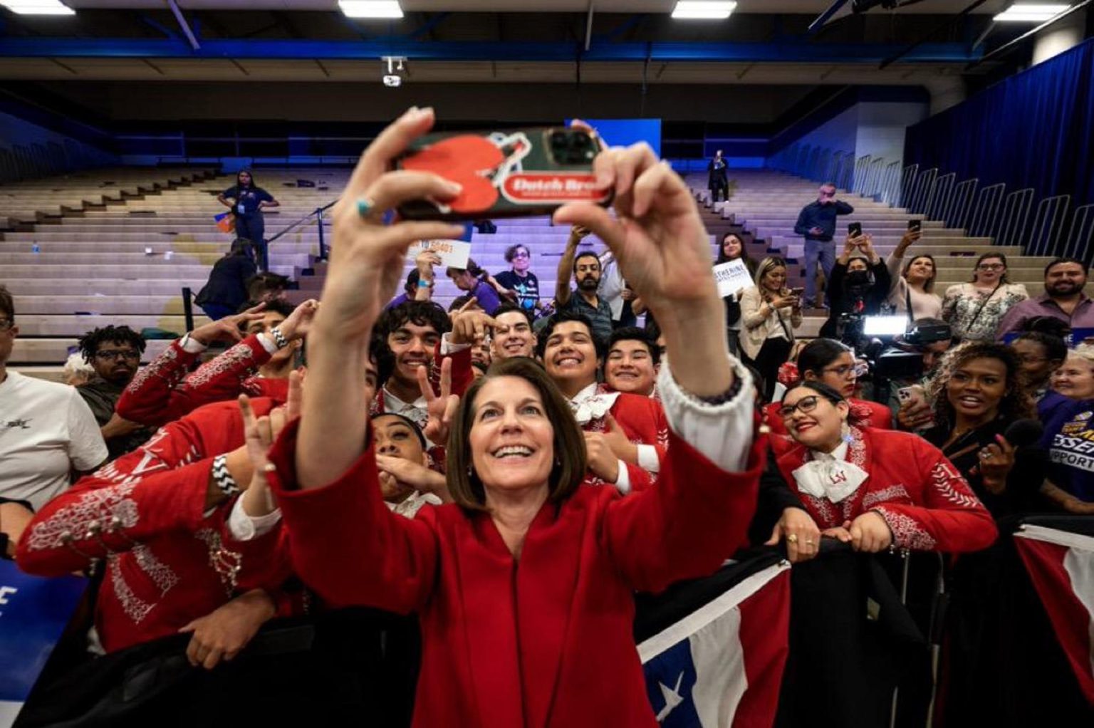 Fotografía cedida por la campaña electoral de la senadora Catherine Cortez que la muestra en un acto de campaña para las elecciones de medio mandato. EFE/ Campaña Electoral De Catherine Cortez Masto MÁXIMA CALIDAD DISPONIBLE /SOLO USO EDITORIAL SOLO DISPONIBLE PARA ILUSTRAR LA NOTICIA QUE ACOMPAÑA (CRÉDITO OBLIGATORIO)