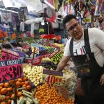 Vendedores ofrecen sus productos para los festejos navideños en el mercado de Jamaica en Ciudad de México (México). Imagen de archivo. EFE/Mario Guzmán