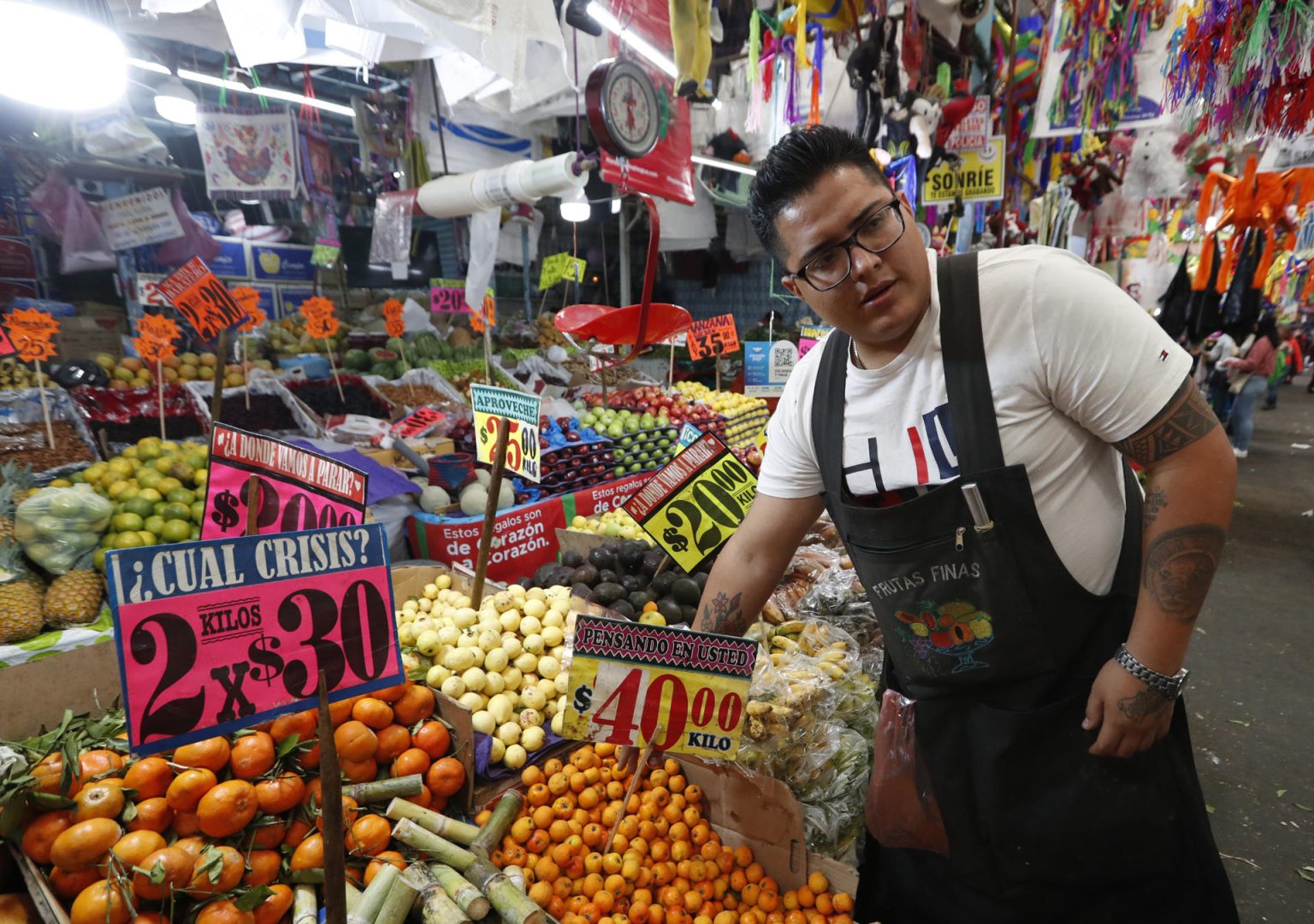 Vendedores ofrecen sus productos para los festejos navideños en el mercado de Jamaica en Ciudad de México (México). Imagen de archivo. EFE/Mario Guzmán