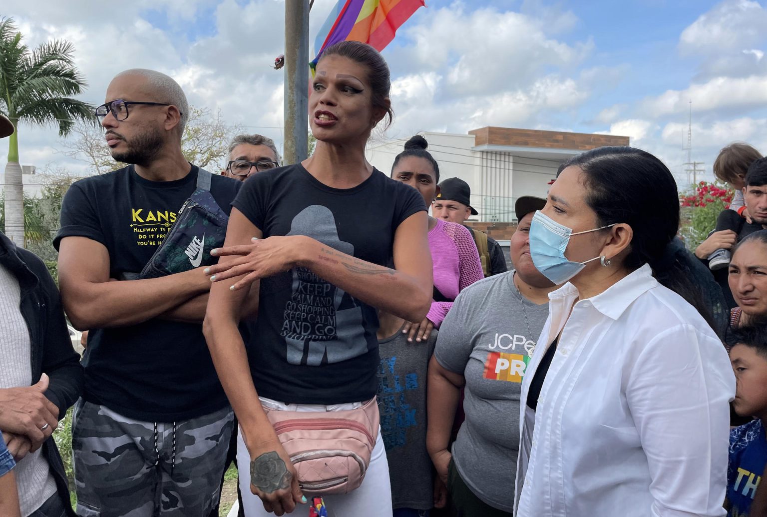 La activista LGBT Dayanna de la O Rivadeneiro (c) participa en una manifestación el 18 de diciembre de 2022 en la ciudad de Matamoros, estado de Tamaulipas (Mexico). EFE/Abraham Pineda Jácome