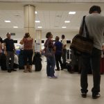 Una mujer lanzó el monitor de una computadora a un empleado de American Airlines en una puerta de embarque de la compañía en el Aeropuerto Internacional de Miami (EE.UU.). Imagen de archivo. EFE/Thais Llorca