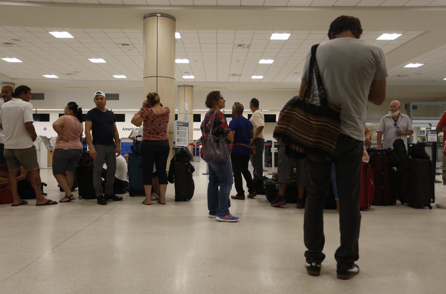 Una mujer lanzó el monitor de una computadora a un empleado de American Airlines en una puerta de embarque de la compañía en el Aeropuerto Internacional de Miami (EE.UU.). Imagen de archivo. EFE/Thais Llorca