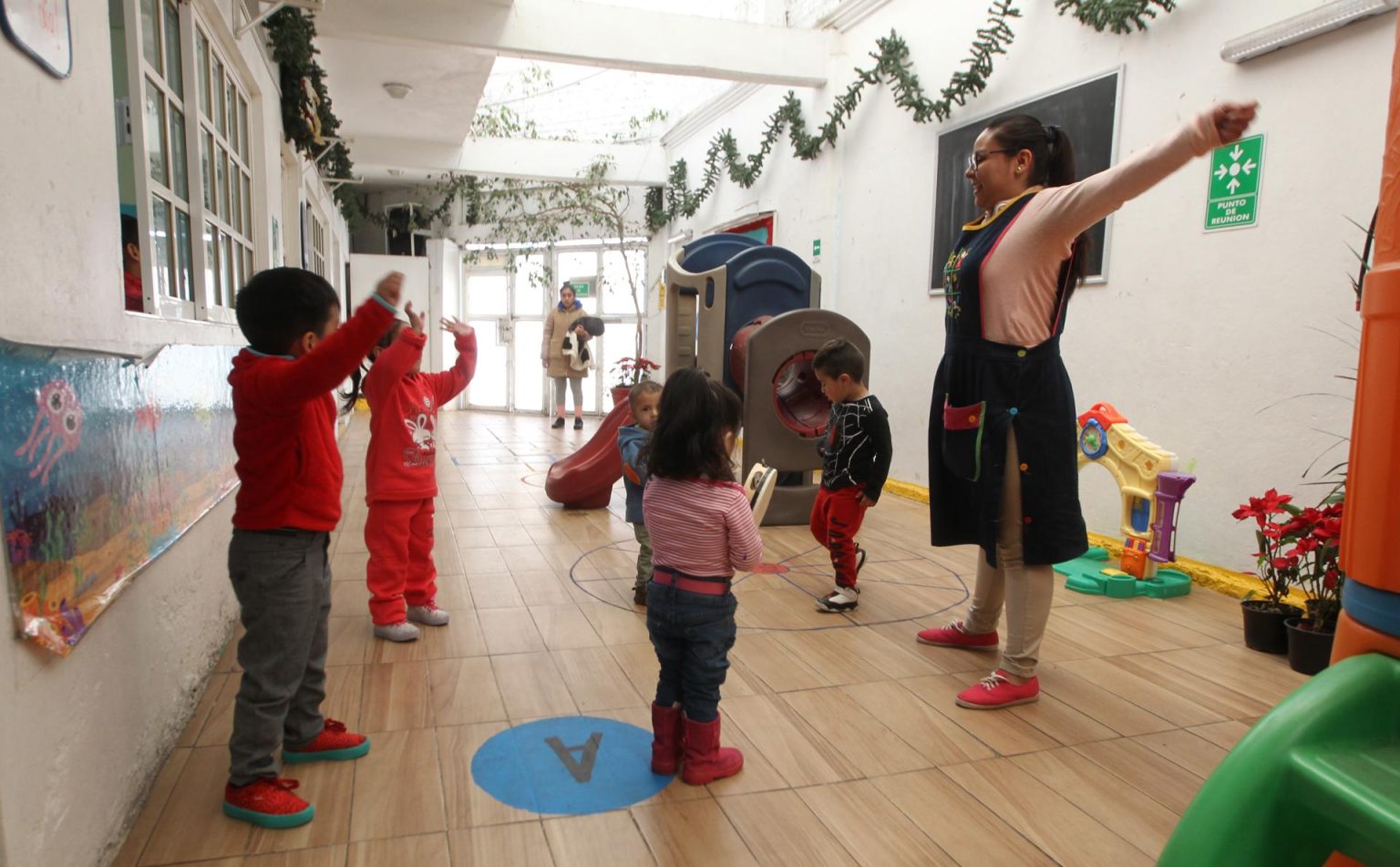 Imagen de archivo que muestra a niños jugando en una guardería. EFE/Mario Guzmán