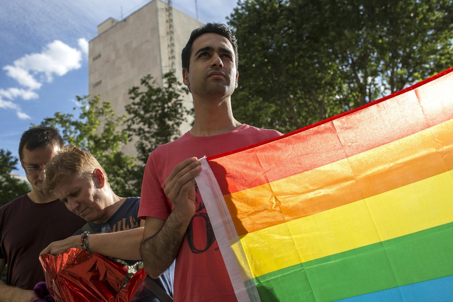 Un joven sostiene una bandera del arcoíris durante una protesta. Imagen de archivo. EFE/Santi Donaire