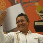 El escritor mexicano Luis Antonio Canché Briseño recibe el Premio de Literaturas Indígenas de América 2022, hoy, durante la 36 edición de la Feria Internacional del Libro (FIL) de Guadalajara (México). EFE/ Francisco Guasco