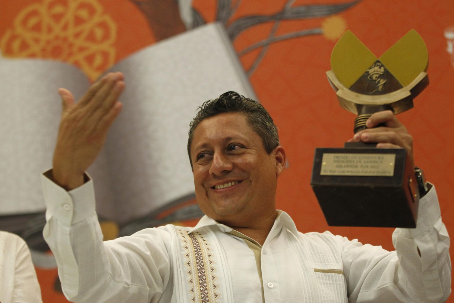 El escritor mexicano Luis Antonio Canché Briseño recibe el Premio de Literaturas Indígenas de América 2022, hoy, durante la 36 edición de la Feria Internacional del Libro (FIL) de Guadalajara (México). EFE/ Francisco Guasco