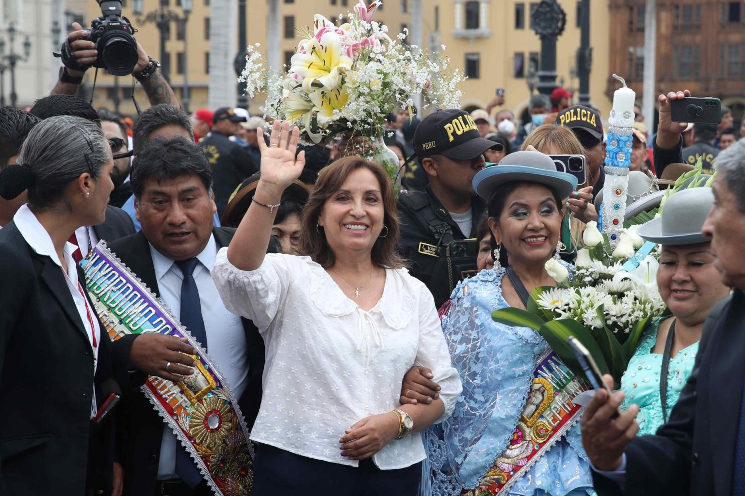 La nueva presidenta de Perú, Dina Boluarte, participa en una procesión de la Virgen de la Inmaculada Concepción de la ciudad de Puno hoy, en la Plaza de Armas de Lima (Perú). EFE/ Paolo Aguilar