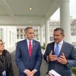 De izq. a dcha., la directora de la Oficina de Asuntos Intergubernamentales de la Casa Blanca, Julie Chávez Rodríguez; el subsecretario de Comercio federal, Don Graves, y el gobernador de Puerto Rico, Pedro Pierluisi, durante una reunión hoy martes en la Casa Blanca en Washington. EFE/Beatriz Pascual