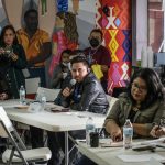 Migrantes, activistas y representantes de las comunidades indígenas y LGBT+ participan hoy en un foro en el albergue Espacio Migrante en Tijuana, Baja California (México). EFE/Joebeth Terríquez