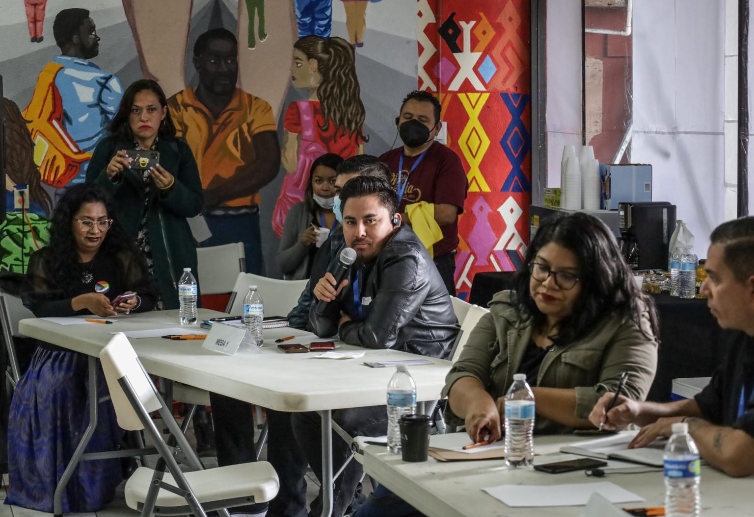 Migrantes, activistas y representantes de las comunidades indígenas y LGBT+ participan hoy en un foro en el albergue Espacio Migrante en Tijuana, Baja California (México). EFE/Joebeth Terríquez