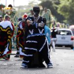 Una persona participa del desfile del Festival de Las Máscaras, que conmemora el Día de los Inocentes, hoy, en Hatillo (Puerto Rico). EFE/ Thais Llorca