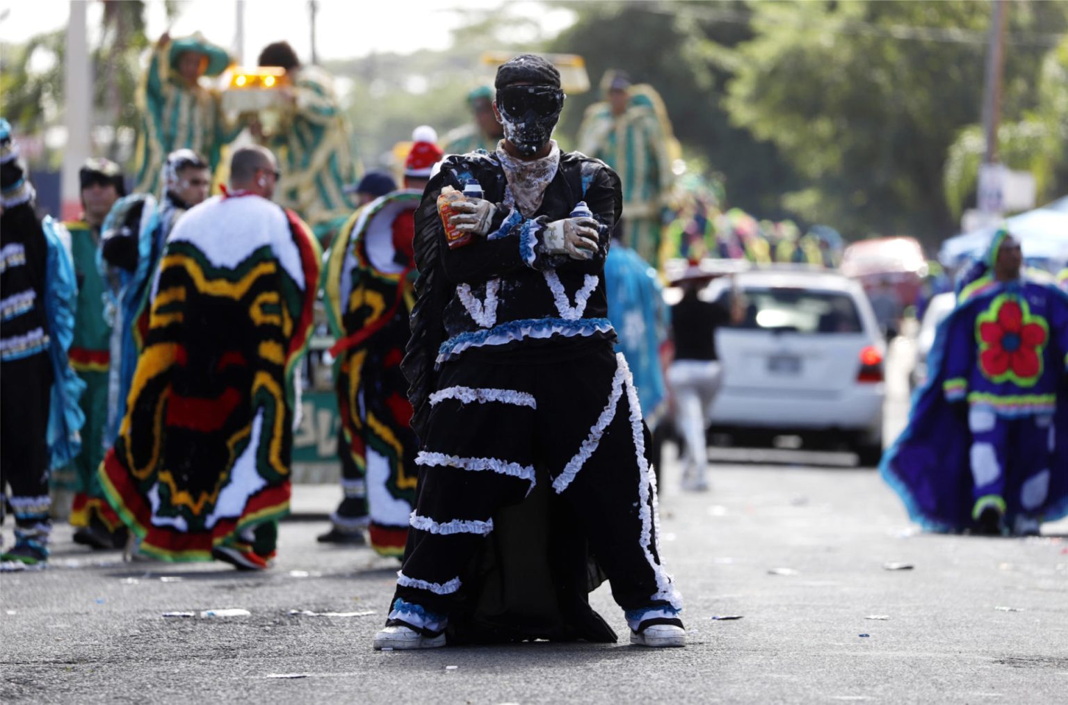 Una persona participa del desfile del Festival de Las Máscaras, que conmemora el Día de los Inocentes, hoy, en Hatillo (Puerto Rico). EFE/ Thais Llorca