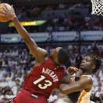 Clint Capela (d) de los Atlanta Hawks en acción ante Bam Adebayo de los Miami Heat. Imagen de archivo. EFE/ Rhona Wise PROHIBIDO SU USO POR SHUTTERSTOCK