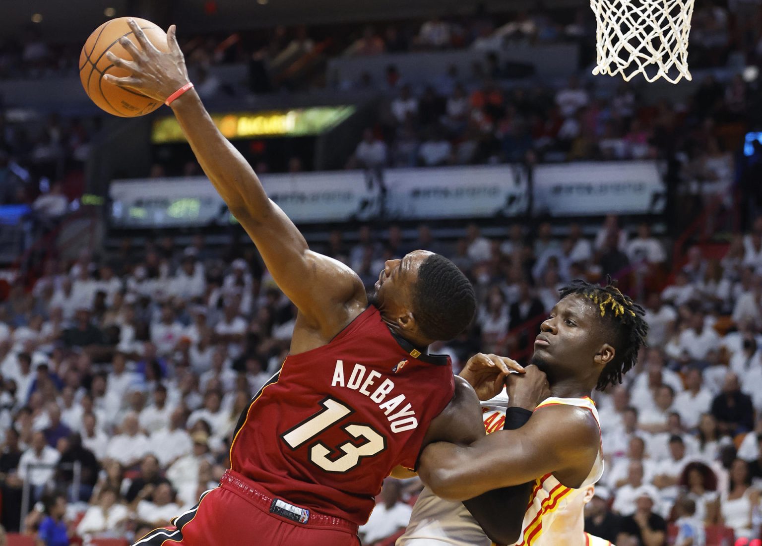 Clint Capela (d) de los Atlanta Hawks en acción ante Bam Adebayo de los Miami Heat. Imagen de archivo. EFE/ Rhona Wise PROHIBIDO SU USO POR SHUTTERSTOCK