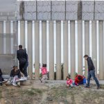 Un grupo de migrantes descansan en la ciudad fronteriza de Tijuana(México). EFE/Joebeth Terriquez
