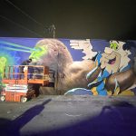 Fotografía personal cedida donde aparece el artista puertorriqueño Juan Salgado mientras trabaja su mural "Apropiación Salvaje" realizado sobre una pared de la cervecería Wynwood Brewing Company ubicada en el barrio artístico de Wynwood en Miami, Florida (EEUU). EFE/ Álbum Juan Salgado SOLO USO EDITORIAL SOLO DISPONIBLE PARA ILUSTRAR LA NOTICIA QUE ACOMPAÑA (CRÉDITO OBLIGATORIO)