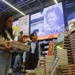 Personas asisten a la edición 36 de la Feria Internacional del Libro (FIL) de Guadalajara, el 1 de diciembre de 2022, en Jalisco (México). EFE/ Francisco Guasco