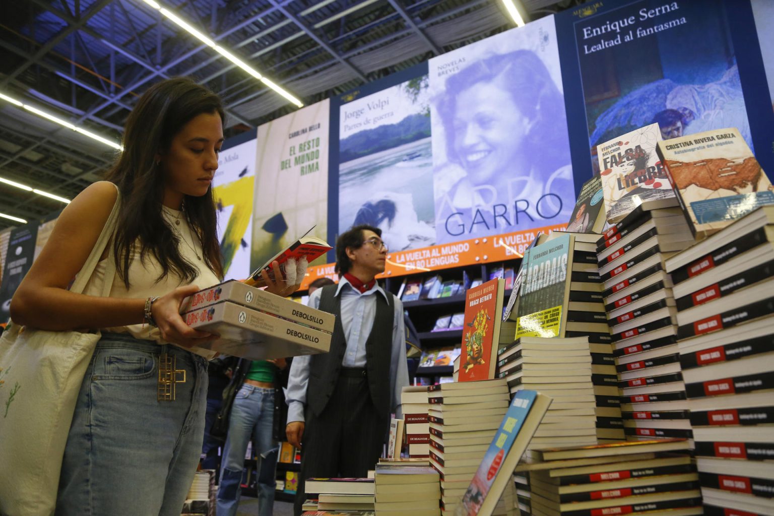 Personas asisten a la edición 36 de la Feria Internacional del Libro (FIL) de Guadalajara, el 1 de diciembre de 2022, en Jalisco (México). EFE/ Francisco Guasco