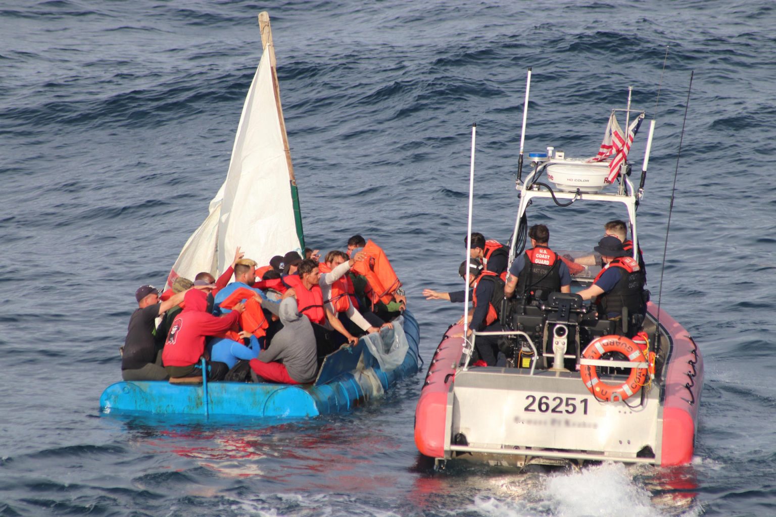 Fotografía cedida por la Guardia Costera estadounidense donde se aprecia a la tripulación del guardacostas Richard Etheridge mientras interceptan a una barca precaria llena de inmigrantes, el 20 de diciembre de 2022, a unas 20 millas al sur de Key West, Florida (EE.UU.). EFE/Guardia Costera de EE. UU. /SOLO USO EDITORIAL/NO VENTAS/SOLO DISPONIBLE PARA ILUSTRAR LA NOTICIA QUE ACOMPAÑA/CRÉDITO OBLIGATORIO