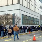 Imagen de archivo que muestra a varias haciendo largas colas a la intemperie y bajo el intenso frío para solicitar un carné de conducir en las oficinas del Departamento de Vehículos de Motor en Nueva York (EEUU). EFE/Ruth Hernández