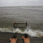 Fotografía de archivo donde se muestra a dos niños jugando con las olas que produce el lago Pontchartrain en Nueva Orleans, Luisiana (EE.UU.). EFE/ Dan Anderson