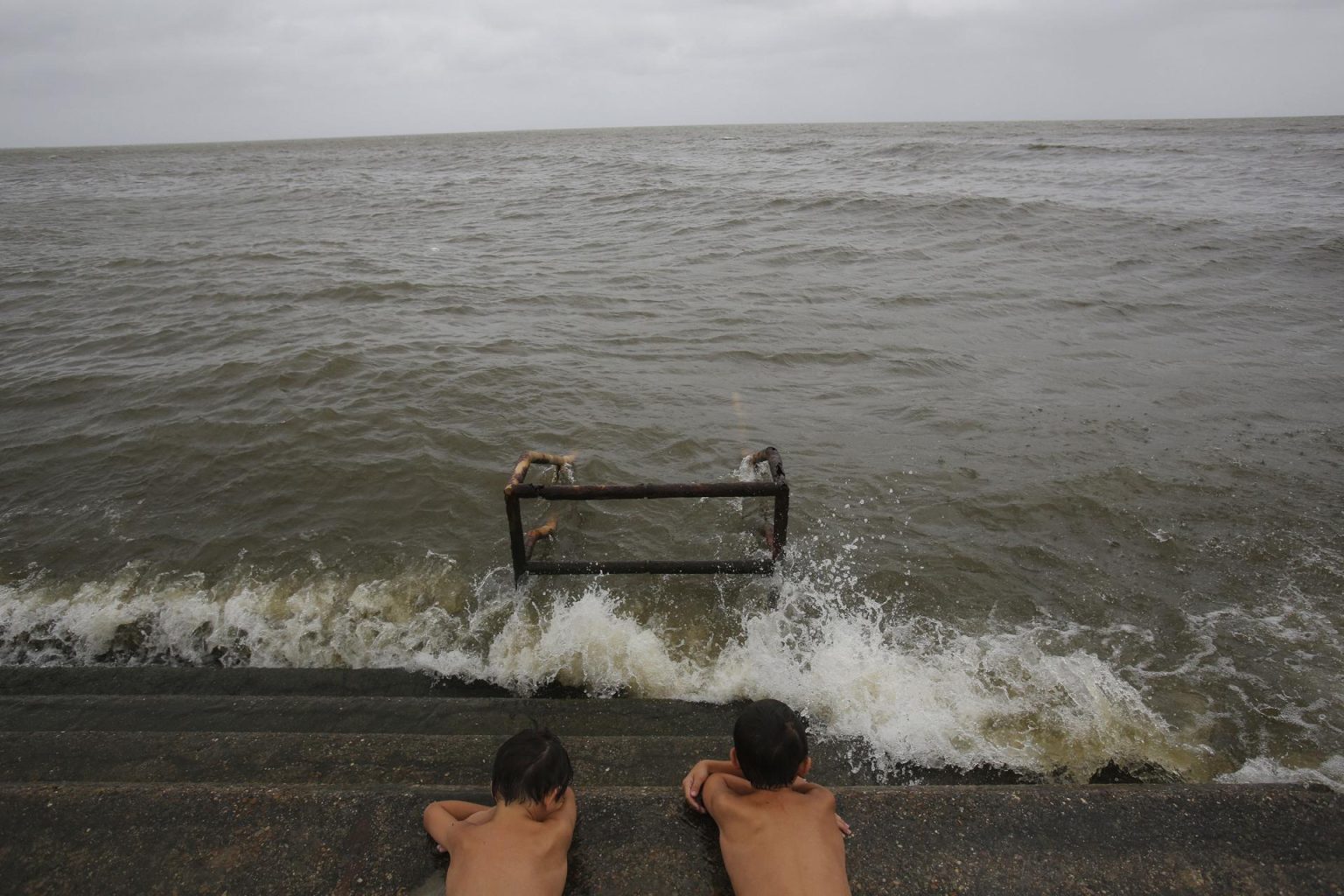 Fotografía de archivo donde se muestra a dos niños jugando con las olas que produce el lago Pontchartrain en Nueva Orleans, Luisiana (EE.UU.). EFE/ Dan Anderson