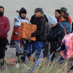 Migrantes venezolanos venden pizzas y bebidas a indocumentados que cruzan el río Bravo para intentar ingresar a Estados Unidos en Ciudad Juárez, Chihuahua (México). Imagen de archivo. EFE/Luis Torres