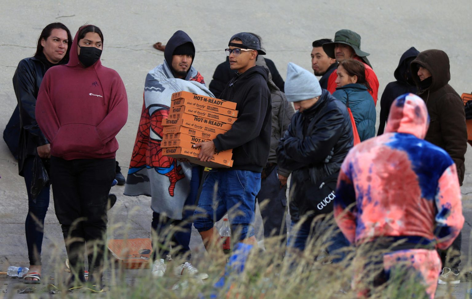 Migrantes venezolanos venden pizzas y bebidas a indocumentados que cruzan el río Bravo para intentar ingresar a Estados Unidos en Ciudad Juárez, Chihuahua (México). Imagen de archivo. EFE/Luis Torres