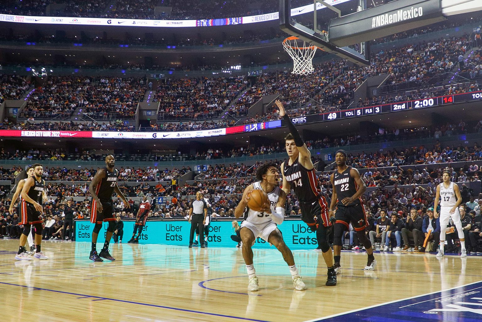 Tre Jones de San Antonio Spurs disputa hoy el balón con Tyler Herro (arriba) de los Miami Heat, durante un juego de la temporada 2022-2023 de la NBA, en la Arena Ciudad de México (México). EFE/Isaac Esquivel