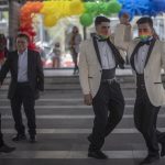 Fotografía de archivo fechada el 24 de junio de 2022, que muestra a una parejas LGBT mientras contraen matrimonio en el registro civil de la Ciudad de México (México). EFE/ Isaac Esquivel